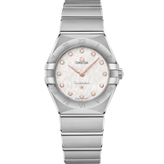 Quadrante argentato sunburst dell'Omega Constellation Quartz 28 mm con cinque stelle a ore 6, indici a bastone rodiati e lancette sfaccettate rodiati